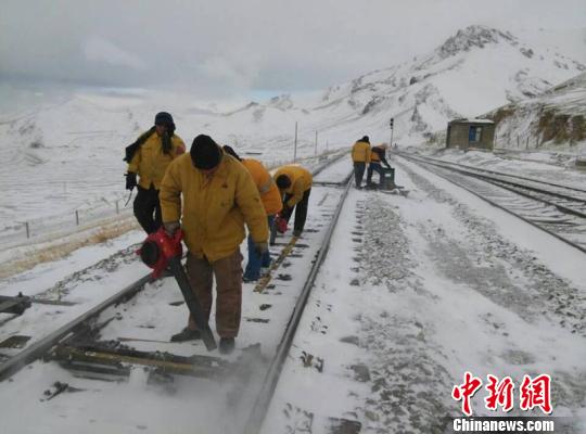 铁路工作人员清理积雪。 姚旭东摄