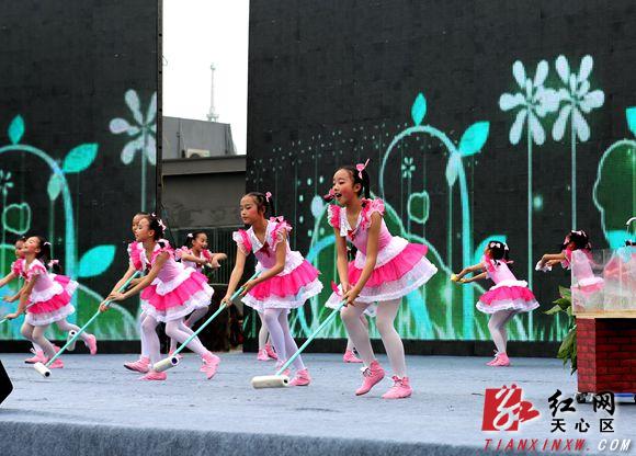 文艺节目精彩纷呈。