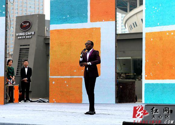 来自刚果的留学生为观众表演。