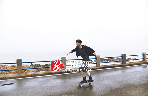 海边滑板少年白举纲