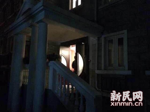图说：两道门禁外专设“小弟”把风，生客一律回绝。闵行公安分局供图
