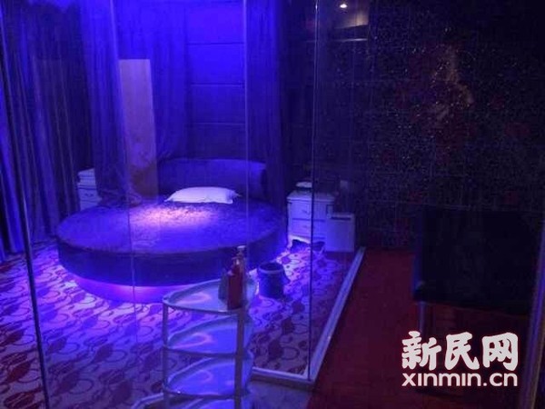 图说：一卖淫场所藏匿于龙柏的高档公寓中。图为别墅内景。闵行公安分局供图