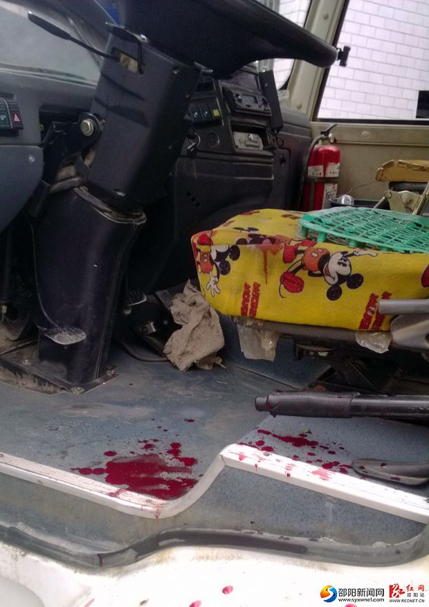 案发现场，刘师傅所开公交车的座位上满是血迹（该图由刘师傅提供）