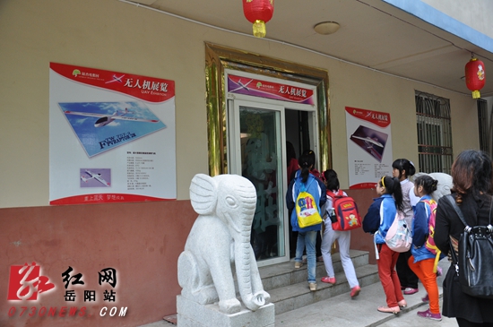 图为湖南首个“无人机”展览、表演技术基地的银杏度假村游客盈门。