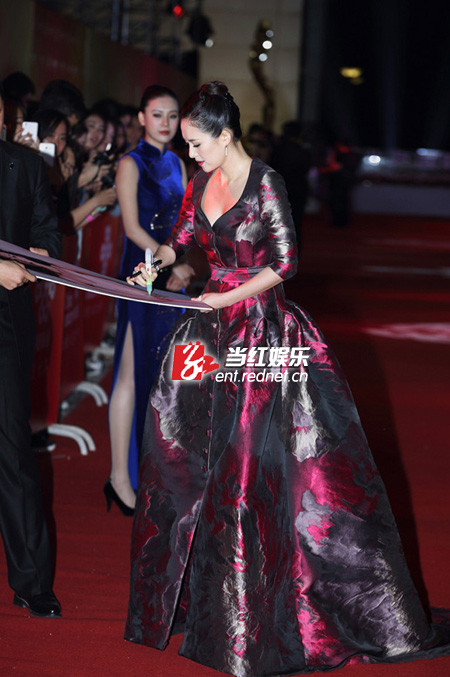 章子怡北京电影节红毯给影迷签名