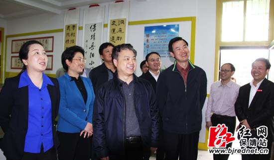 参观保靖岳阳小学陈列室张承印摄