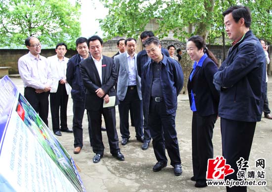 岳阳党政代表团参观保靖岳阳幼儿园新址张承印摄
