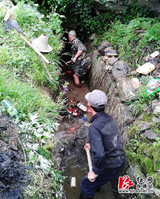 村民正在清理水渠垃圾淤泥