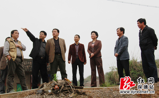 在听取情况介绍 彭元伟摄
