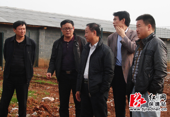 郭诚一行实地察看了扁槽畜牧场的危房改造项目、产业开发和基础设施建设等建设情况