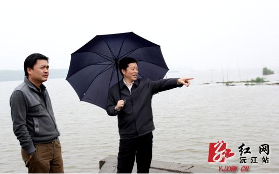 在瓦缸湖倒口处查看险工险段情况