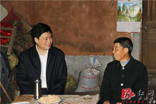 茶陵县委书记彭新军到村民家亲切交谈