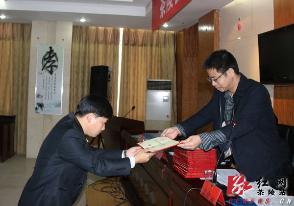 向民主监督员颁发委派证书