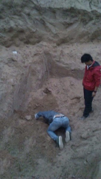 内蒙古阿拉善左旗挖坑活埋流浪狗