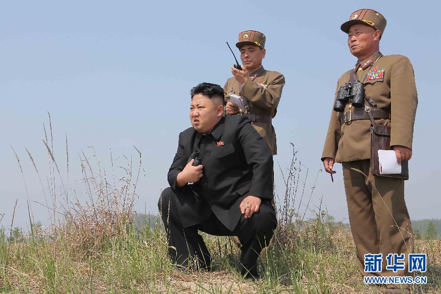 这张朝中社4月24日提供的照片显示,朝鲜最高领导人金正恩指导火箭弹发射训练。朝鲜中央通讯社24日报道,朝鲜最高领导人金正恩日前在朝鲜人民军第851部队指导火箭弹发射训练。 新华社/朝中社