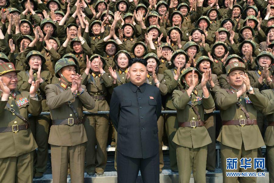 这张朝中社4月24日提供的照片显示,朝鲜最高领导人金正恩与女兵合影留念。朝鲜中央通讯社24日报道,朝鲜最高领导人金正恩日前在朝鲜人民军第851部队指导火箭弹发射训练。 新华社/朝中社