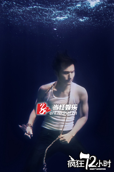 耿乐水中紧握绳索