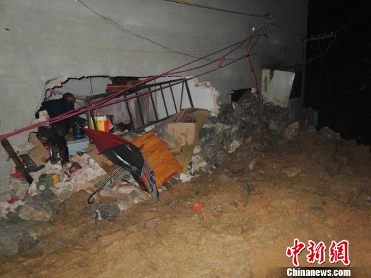 图为围墙倒塌现场。 贾海雷 摄