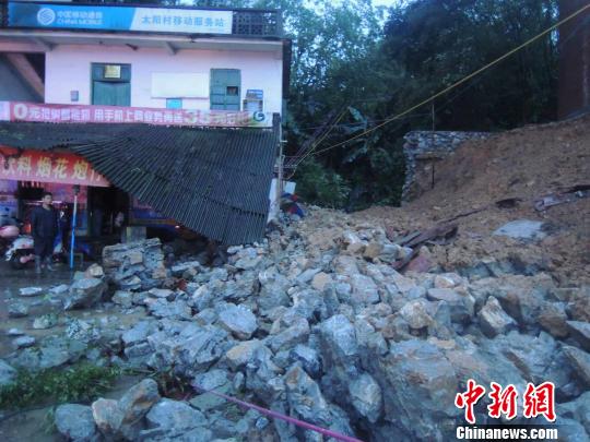 图为围墙倒塌现场。 贾海雷 摄