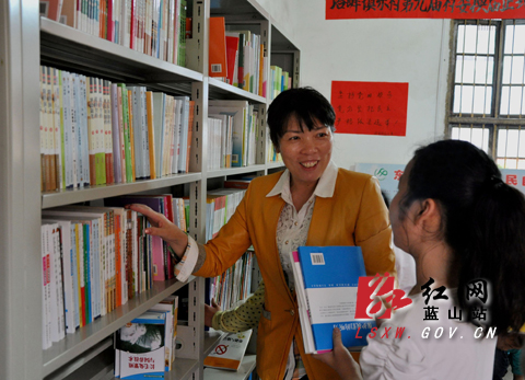 蓝山县委常委、宣传部长刘素萍与青少年学生交流读书心得