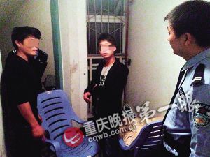 民警劝说两个小伙离开