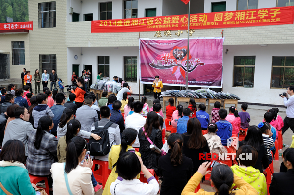 4月26日，长沙钢材商会建材分会的80多位志愿者来到蓝山县，开展“圆梦湘江学子”爱心助学活动。