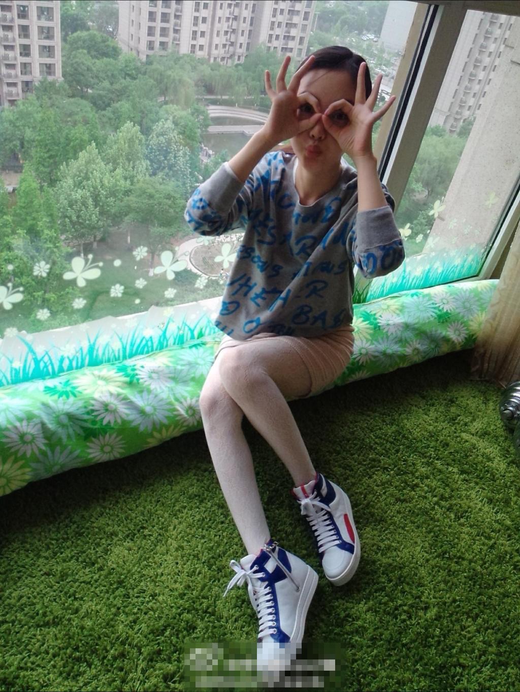 李小璐着短裙<em>丝袜</em>秀美腿 跪地为<em>女儿</em>吮指(图)_