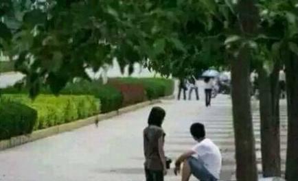 女大学生遭男友嫌弃非处女 当街下跪遇挽回(图)