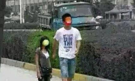 女大学生遭男友嫌弃非处女 当街下跪遇挽回(图)