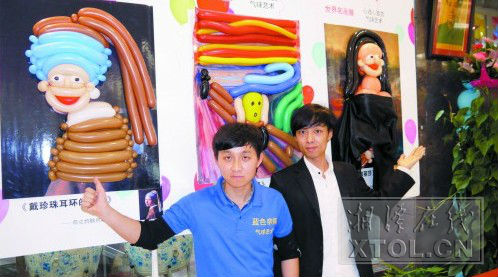 气球拼成的世界名画。（记者 欧阳天 摄）