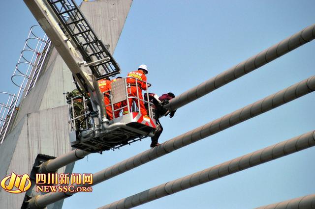 男子爬上大桥撒钱近万元 市民如数交给警方