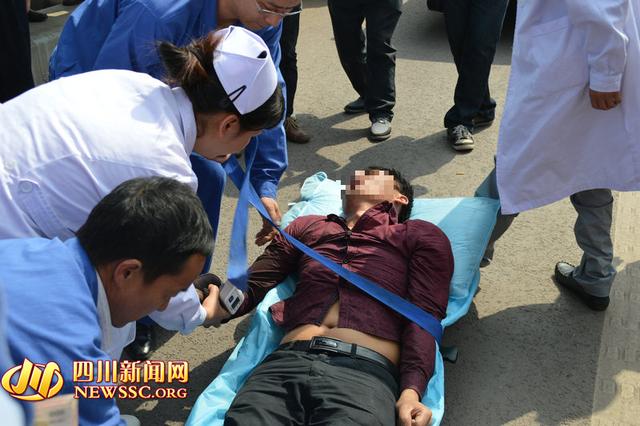 男子爬上大桥撒钱近万元 市民如数交给警方