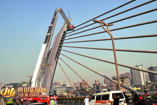 男子爬上大桥撒钱近万元 市民如数交给警方