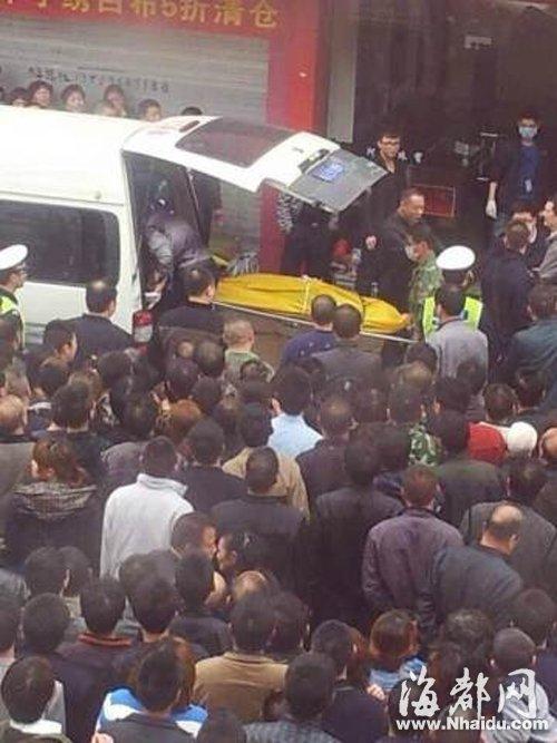 警方到达现场后,把尸体抬出