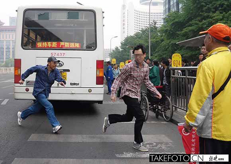 因乘公交起矛盾 北京街头老追少抄板砖理论(高清图)