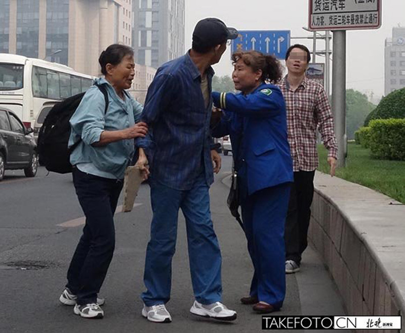 因乘公交起矛盾 北京街头老追少抄板砖理论(高清图)