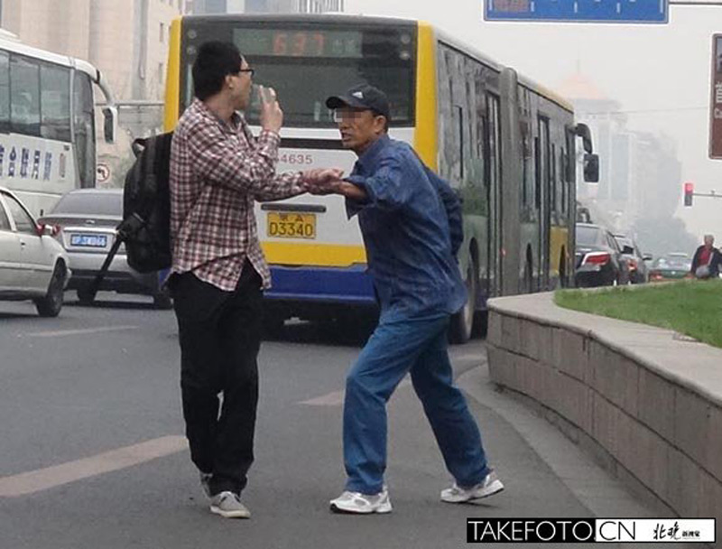 因乘公交起矛盾 北京街头老追少抄板砖理论(高清图)