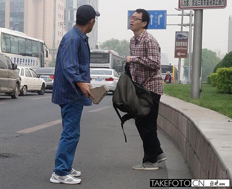 因乘公交起矛盾 北京街头老追少抄板砖理论(高清图)