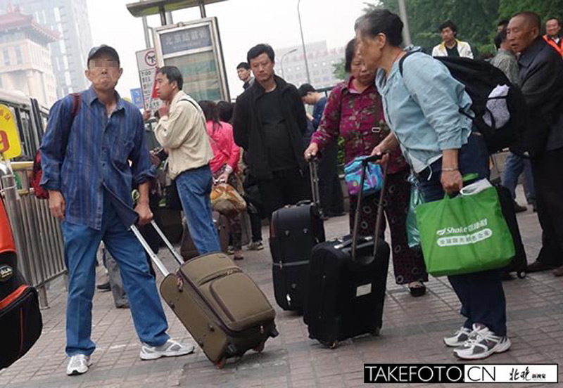 因乘公交起矛盾 北京街头老追少抄板砖理论(高清图)