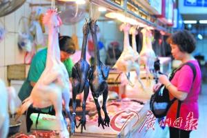 一些肉菜市场仍有生鲜鸡卖。记者顾展旭 摄