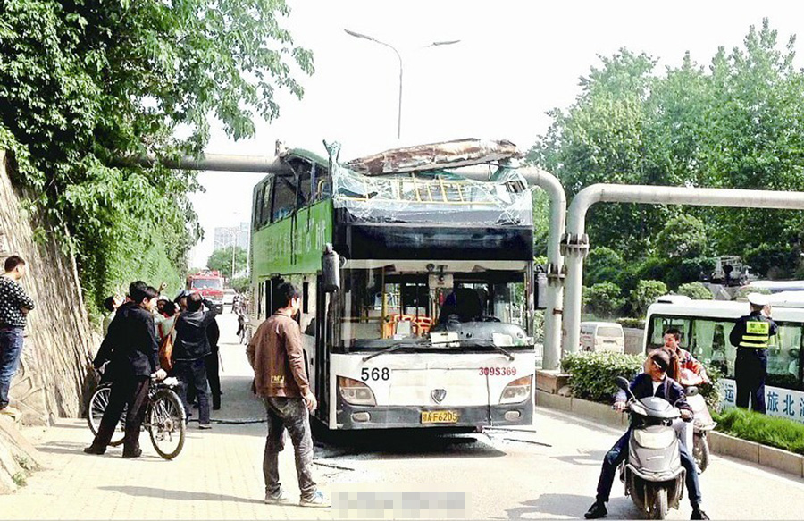 武汉双层公交撞上铁路桥限高架 车顶被剃3人受伤