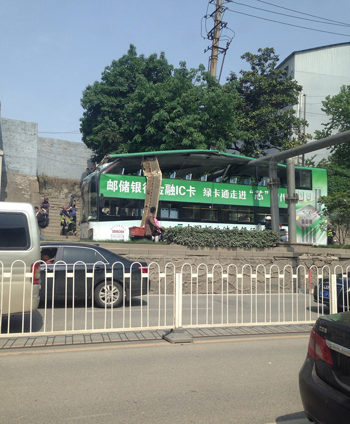 武汉双层公交撞上铁路桥限高架 车顶被剃3人受伤