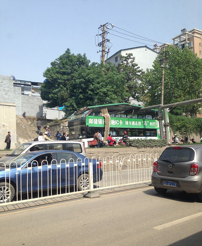 武汉双层公交撞上铁路桥限高架 车顶被剃3人受伤