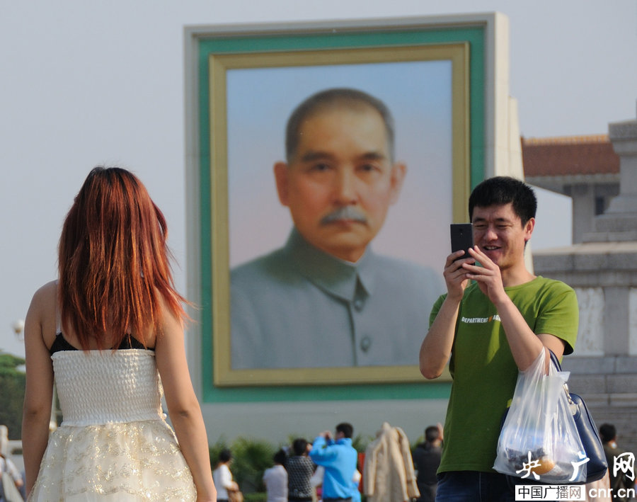 　　2014年4月27日，北京，孙中山先生的巨幅画像亮相天安门广场，迎接“五一”国际劳动节的到来。