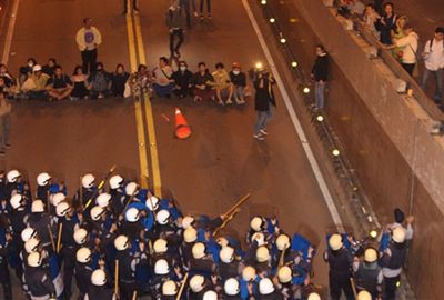 台湾万人游行反核 致交通瘫痪警方洒水驱离