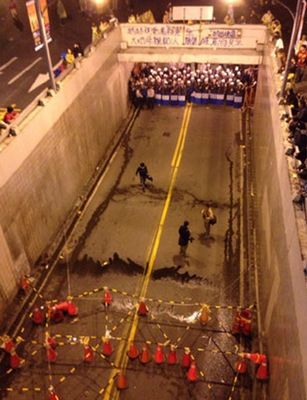 台湾万人游行反核 致交通瘫痪警方洒水驱离