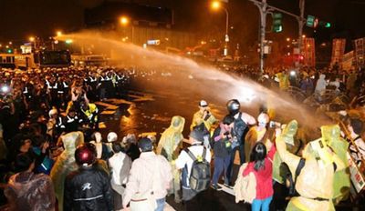 台湾万人游行反核 致交通瘫痪警方洒水驱离