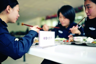 结束了一上午的训练后，女特警们在食堂吃饭。
