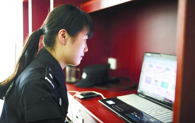 休息时间，林萍在宿舍“淘宝”。