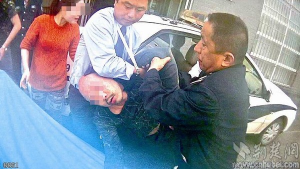 涂某(中)被警察送至医院抢救